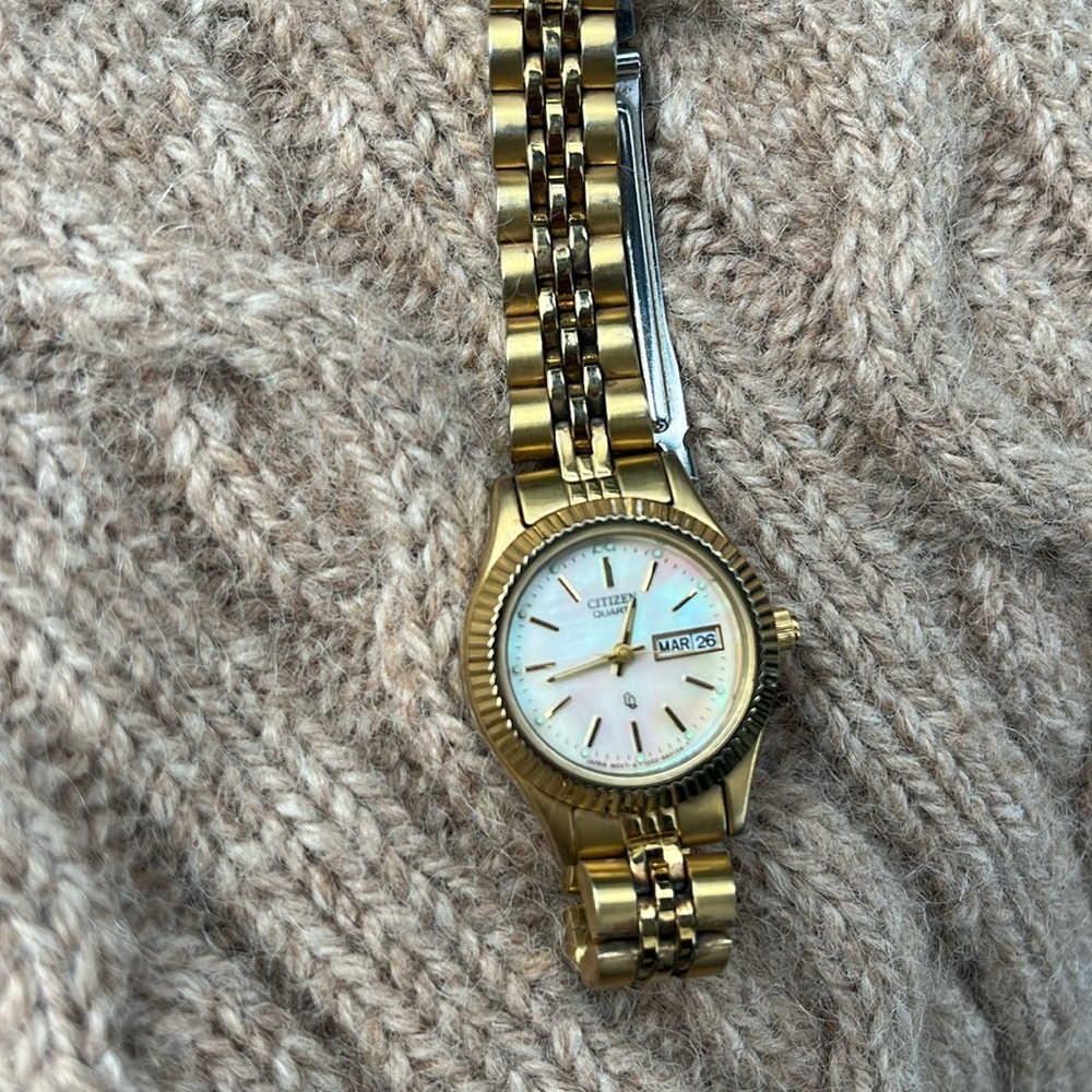 Ladies citizen watch, white mother of pearl, stainless steel, gold.